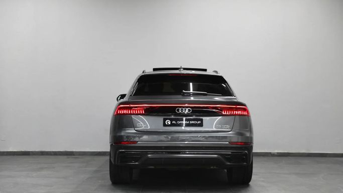 Подержанный Audi Q8 55 TFSI I (4M) Рестайлинг, 3.0 л, 2023 в Шардже от Al Qassem Cars Trading Серый цвет. Корейская | AUTO.AE