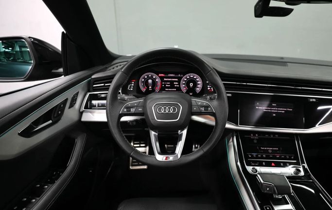 Подержанный Audi Q8 55 TFSI I (4M) Рестайлинг, 3.0 л, 2023 в Шардже от Al Qassem Cars Trading Серый цвет. Корейская | AUTO.AE