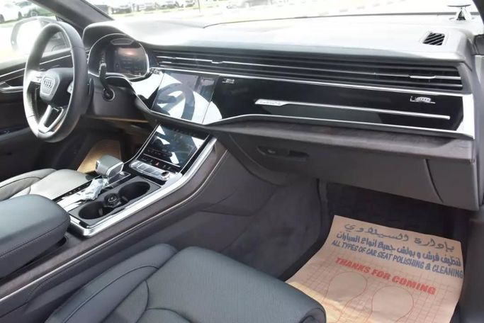 Подержанный Audi Q8 45 TFSI I (4M), 2.0 л, 2020 в Шардже от Alfaris Used Cars Белый цвет. Other | AUTO.AE