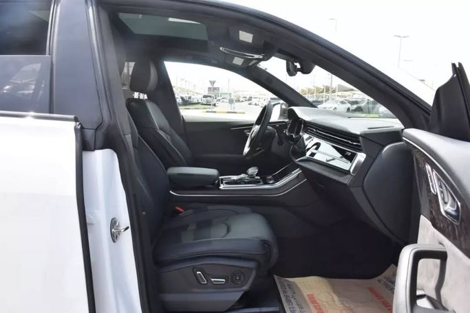 Подержанный Audi Q8 45 TFSI I (4M), 2.0 л, 2020 в Шардже от Alfaris Used Cars Белый цвет. Other | AUTO.AE