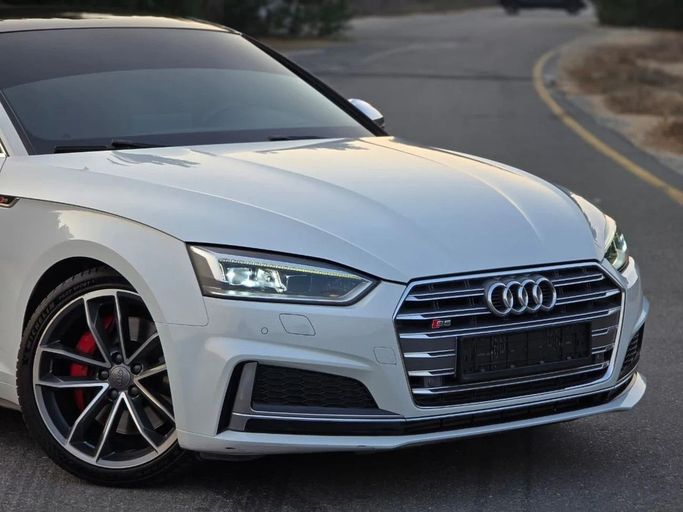 Подержанный Audi S5 II (F5), 3.0 л, 2018 в Шардже от Al Jana Used Cars Белый цвет. GCC | AUTO.AE