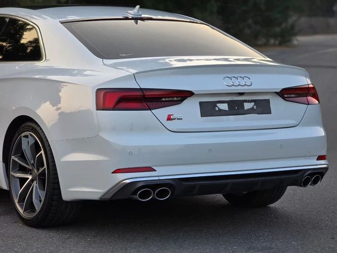 Подержанный Audi S5 II (F5), 3.0 л, 2018 в Шардже от Al Jana Used Cars Белый цвет. GCC | AUTO.AE
