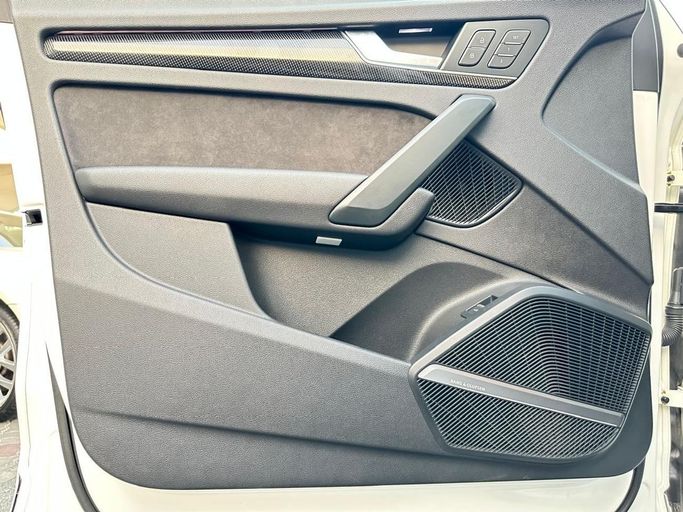 Подержанный Audi SQ5 II (FY), 3.0 л, 2018 в Шардже от Al Hashal Used Cars Белый цвет. GCC | AUTO.AE