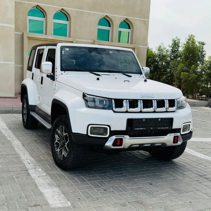 Подержанный BAIC BJ40 I Рестайлинг, 2.3 л, 2021 в Шардже от Sarmad Cars Белый цвет. GCC | AUTO.AE