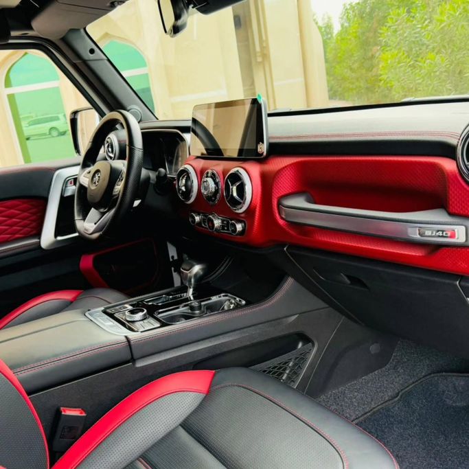 Подержанный BAIC BJ40 I Рестайлинг, 2.3 л, 2021 в Шардже от Sarmad Cars Белый цвет. GCC | AUTO.AE