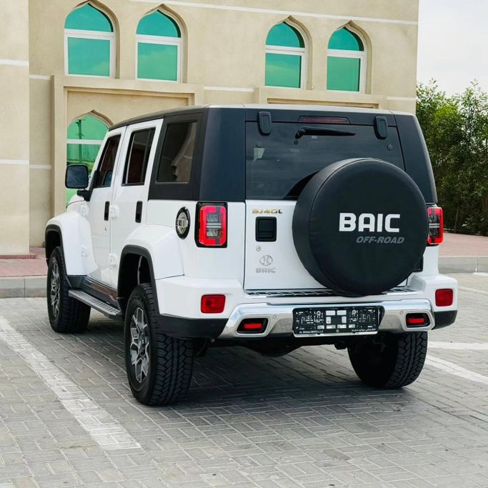 Подержанный BAIC BJ40 I Рестайлинг, 2.3 л, 2021 в Шардже от Sarmad Cars Белый цвет. GCC | AUTO.AE