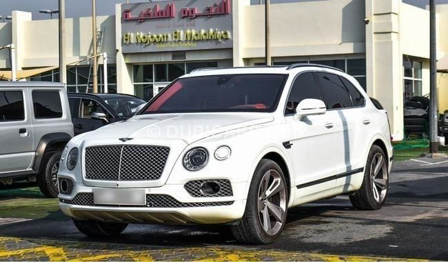 Подержанный Bentley Bentayga I, 4.0 л, 2017 в Шардже от Alnujoom Al Malakiah Used Cars Белый цвет. GCC | AUTO.AE