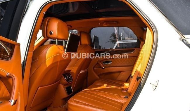 Подержанный Bentley Bentayga I, 4.0 л, 2017 в Шардже от Alnujoom Al Malakiah Used Cars Белый цвет. GCC | AUTO.AE