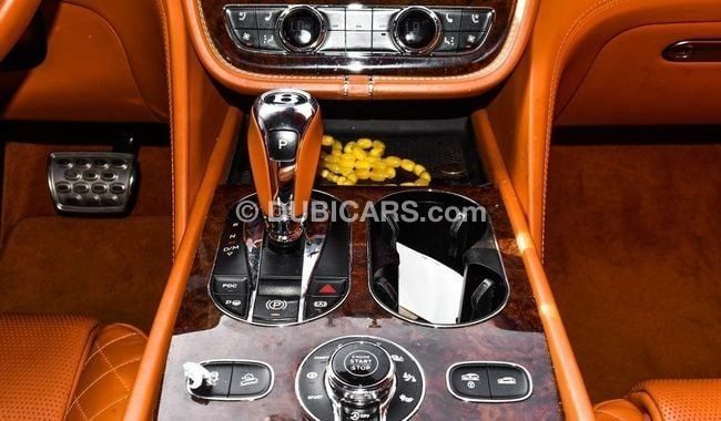 Подержанный Bentley Bentayga I, 4.0 л, 2017 в Шардже от Alnujoom Al Malakiah Used Cars Белый цвет. GCC | AUTO.AE