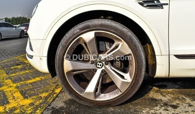 Подержанный Bentley Bentayga I, 4.0 л, 2017 в Шардже от Alnujoom Al Malakiah Used Cars Белый цвет. GCC | AUTO.AE