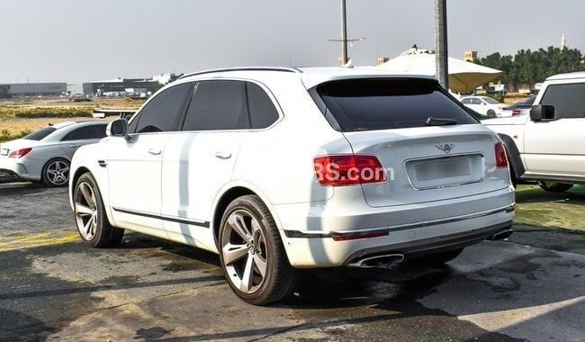 Подержанный Bentley Bentayga I, 4.0 л, 2017 в Шардже от Alnujoom Al Malakiah Used Cars Белый цвет. GCC | AUTO.AE
