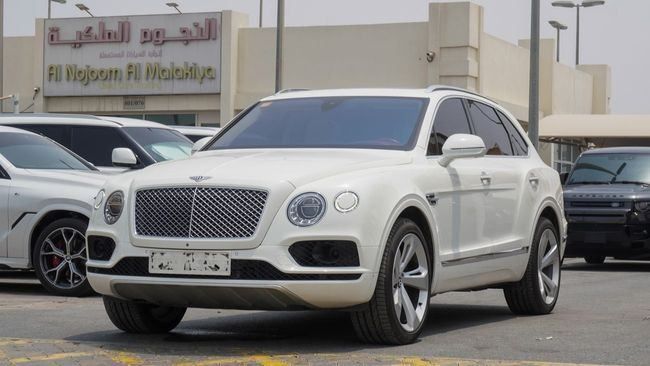 Подержанный Bentley Bentayga I, 6.0 л, 2017 в Шардже от Alnujoom Al Malakiah Used Cars Белый цвет. GCC | AUTO.AE