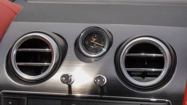 Подержанный Bentley Bentayga I, 6.0 л, 2017 в Шардже от Alnujoom Al Malakiah Used Cars Белый цвет. GCC | AUTO.AE