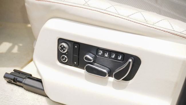 Подержанный Bentley Bentayga I, 6.0 л, 2017 в Шардже от Alnujoom Al Malakiah Used Cars Белый цвет. GCC | AUTO.AE