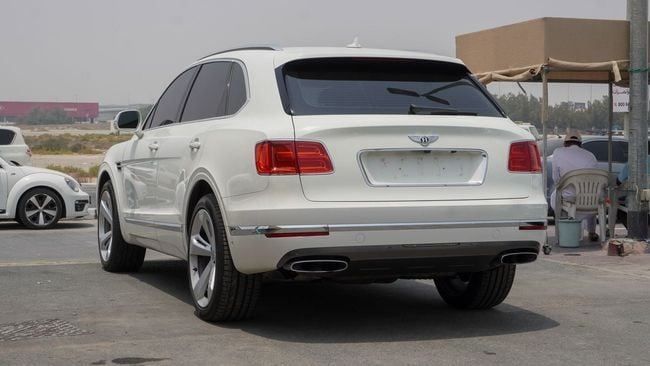 Подержанный Bentley Bentayga I, 6.0 л, 2017 в Шардже от Alnujoom Al Malakiah Used Cars Белый цвет. GCC | AUTO.AE