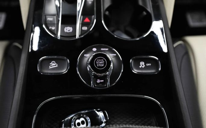 Подержанный Bentley Bentayga I Рестайлинг, 4.0 л, 2022 в Шардже от Al Qassem Cars Trading Белый цвет. Корейская | AUTO.AE