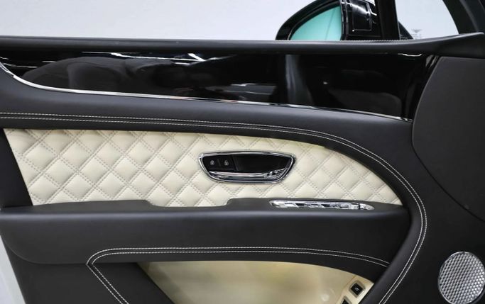 Подержанный Bentley Bentayga I Рестайлинг, 4.0 л, 2022 в Шардже от Al Qassem Cars Trading Белый цвет. Корейская | AUTO.AE