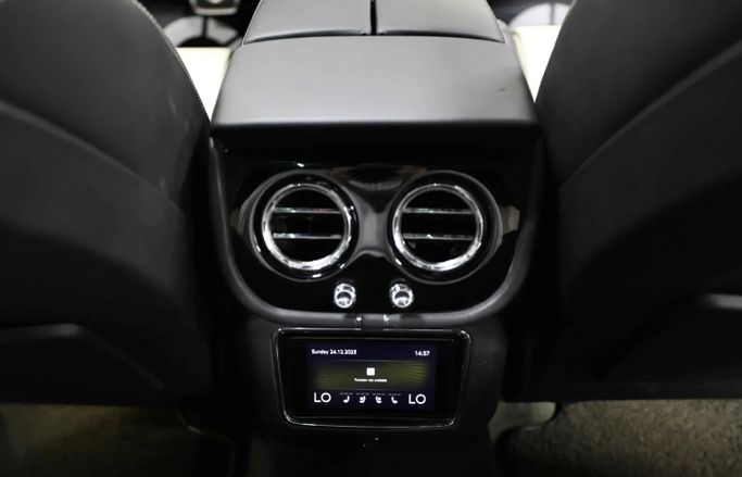 Подержанный Bentley Bentayga I Рестайлинг, 4.0 л, 2022 в Шардже от Al Qassem Cars Trading Белый цвет. Корейская | AUTO.AE