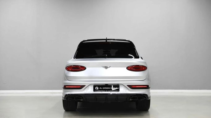 Подержанный Bentley Bentayga I Рестайлинг, 4.0 л, 2022 в Шардже от Al Qassem Cars Trading Белый цвет. Корейская | AUTO.AE