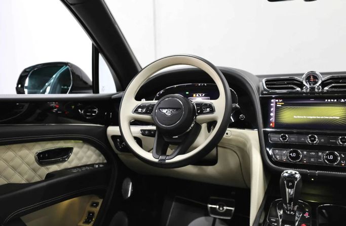 Подержанный Bentley Bentayga I Рестайлинг, 4.0 л, 2022 в Шардже от Al Qassem Cars Trading Белый цвет. Корейская | AUTO.AE