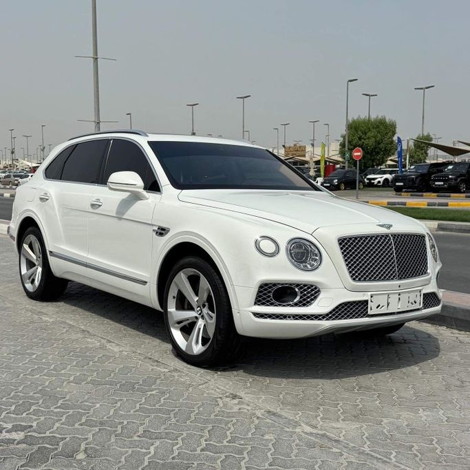 Подержанный Bentley Bentayga I, 6.0 л, 2018 в Шардже от Alfaris Used Cars Белый цвет. GCC | AUTO.AE