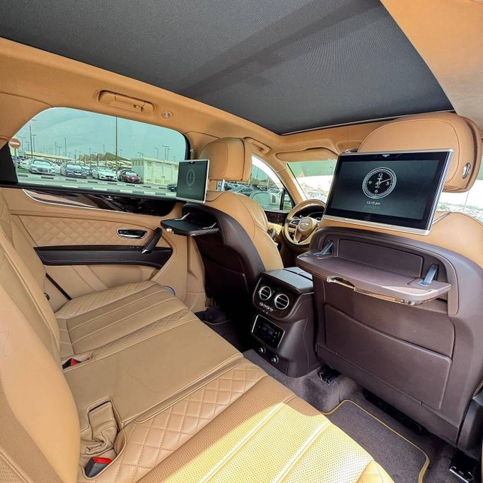 Подержанный Bentley Bentayga I, 6.0 л, 2018 в Шардже от Alfaris Used Cars Белый цвет. GCC | AUTO.AE