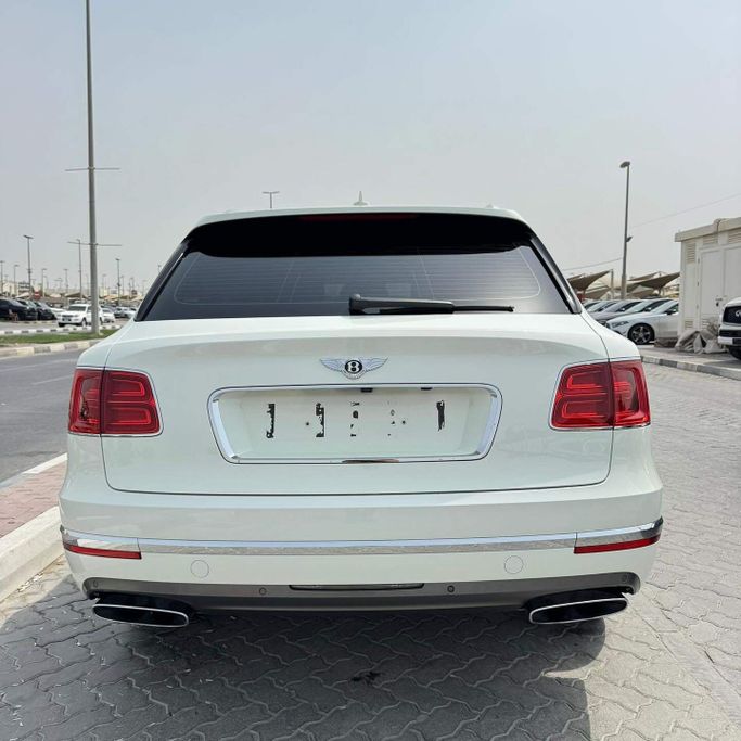 Подержанный Bentley Bentayga I, 6.0 л, 2018 в Шардже от Alfaris Used Cars Белый цвет. GCC | AUTO.AE