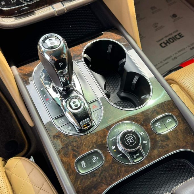 Подержанный Bentley Bentayga I, 6.0 л, 2018 в Шардже от Alfaris Used Cars Белый цвет. GCC | AUTO.AE