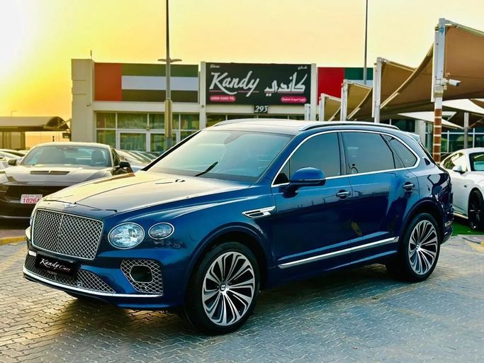 Подержанный Bentley Bentayga I Рестайлинг, 4.0 л, 2022 в Шардже от Kandy Cars Синий цвет. GCC | AUTO.AE