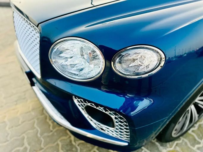 Подержанный Bentley Bentayga I Рестайлинг, 4.0 л, 2022 в Шардже от Kandy Cars Синий цвет. GCC | AUTO.AE