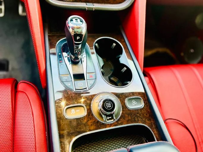 Подержанный Bentley Bentayga I Рестайлинг, 4.0 л, 2022 в Шардже от Kandy Cars Синий цвет. GCC | AUTO.AE