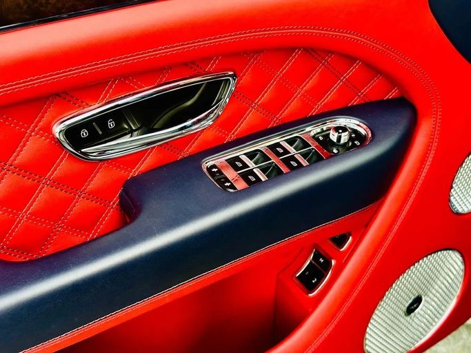 Подержанный Bentley Bentayga I Рестайлинг, 4.0 л, 2022 в Шардже от Kandy Cars Синий цвет. GCC | AUTO.AE