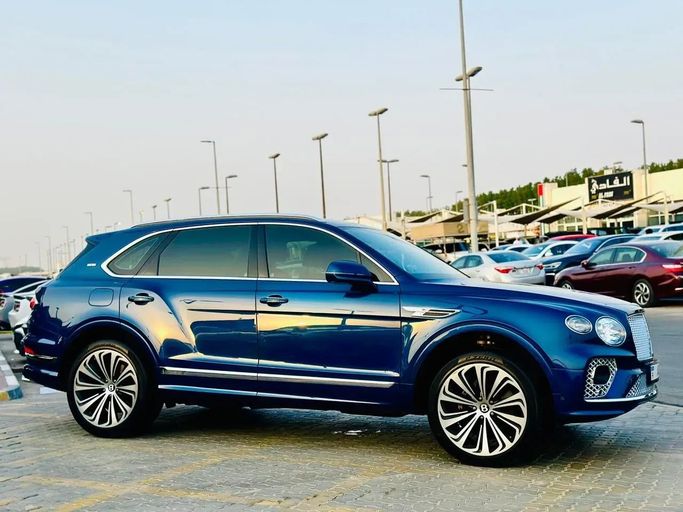 Подержанный Bentley Bentayga I Рестайлинг, 4.0 л, 2022 в Шардже от Kandy Cars Синий цвет. GCC | AUTO.AE