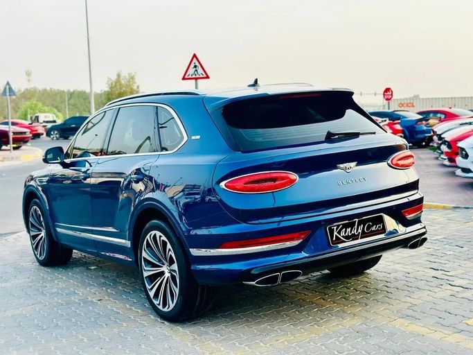 Подержанный Bentley Bentayga I Рестайлинг, 4.0 л, 2022 в Шардже от Kandy Cars Синий цвет. GCC | AUTO.AE