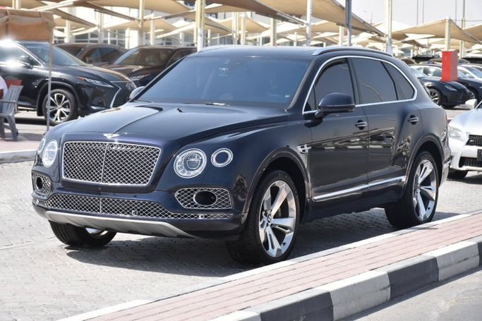 Подержанный Bentley Bentayga I, 6.0 л, 2018 в Шардже от Alfaris Used Cars Фиолетовый цвет. Other | AUTO.AE