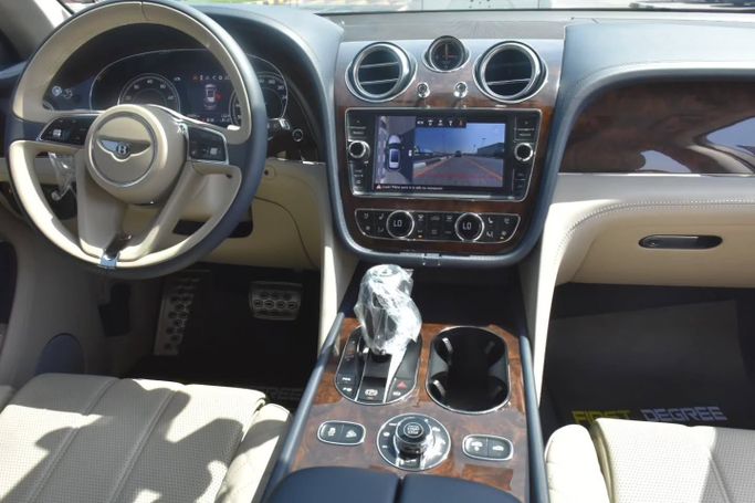 Подержанный Bentley Bentayga I, 6.0 л, 2018 в Шардже от Alfaris Used Cars Фиолетовый цвет. Other | AUTO.AE