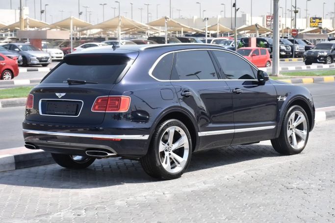 Подержанный Bentley Bentayga I, 6.0 л, 2018 в Шардже от Alfaris Used Cars Фиолетовый цвет. Other | AUTO.AE