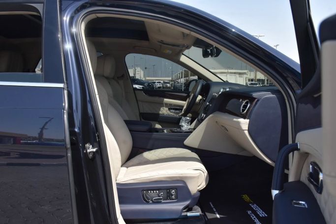 Подержанный Bentley Bentayga I, 6.0 л, 2018 в Шардже от Alfaris Used Cars Фиолетовый цвет. Other | AUTO.AE