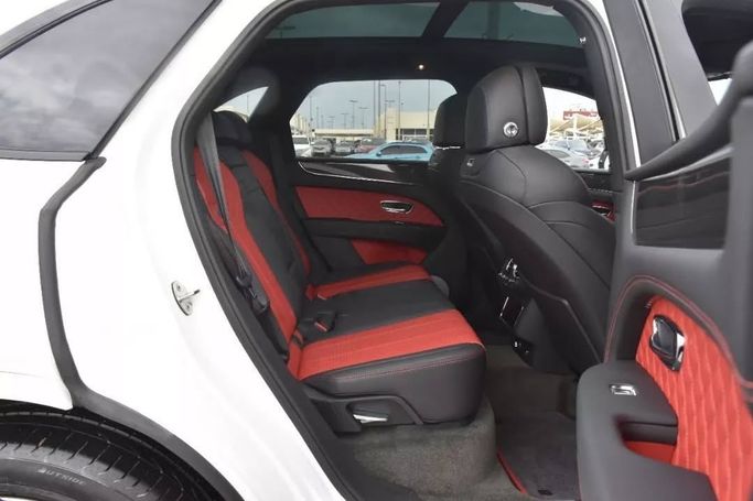 Used Bentley Bentayga I Facelift, 4.0 l, 2022 in Sharjah by Alfaris Used Cars, White color. Other | AUTO.AE