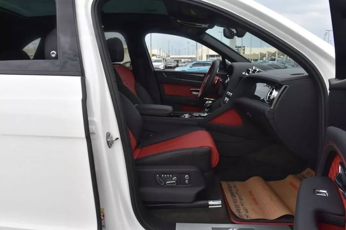 Used Bentley Bentayga I Facelift, 4.0 l, 2022 in Sharjah by Alfaris Used Cars, White color. Other | AUTO.AE