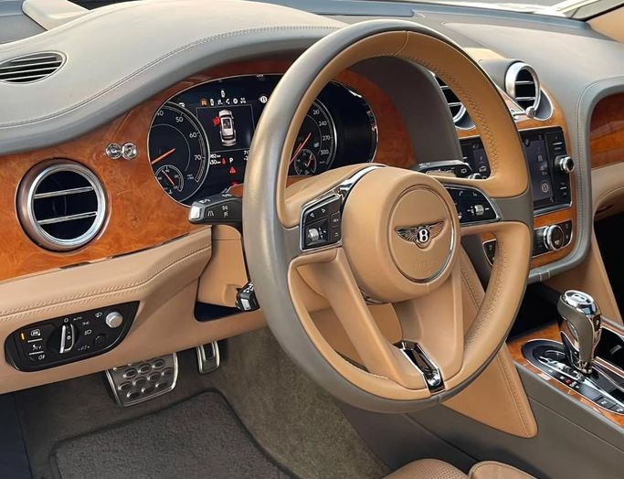 Подержанный Bentley Bentayga I, 6.0 л, 2017 в Шардже от Al Nukhba Al Malakyah Used Cars Серый цвет. Американская | AUTO.AE