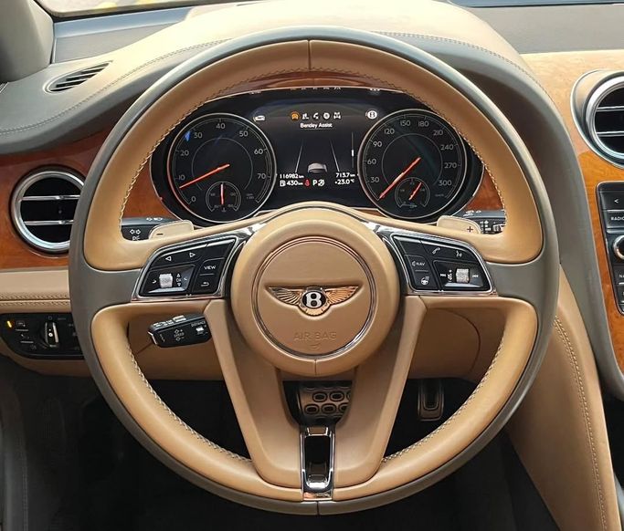 Подержанный Bentley Bentayga I, 6.0 л, 2017 в Шардже от Al Nukhba Al Malakyah Used Cars Серый цвет. Американская | AUTO.AE