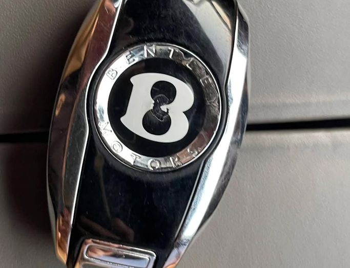 Подержанный Bentley Bentayga I, 6.0 л, 2017 в Шардже от Al Nukhba Al Malakyah Used Cars Серый цвет. Американская | AUTO.AE