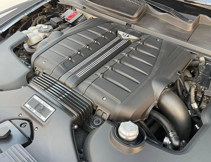 Подержанный Bentley Bentayga I, 6.0 л, 2017 в Шардже от Al Nukhba Al Malakyah Used Cars Серый цвет. Американская | AUTO.AE