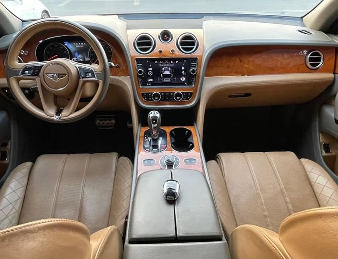 Подержанный Bentley Bentayga I, 6.0 л, 2017 в Шардже от Al Nukhba Al Malakyah Used Cars Серый цвет. Американская | AUTO.AE