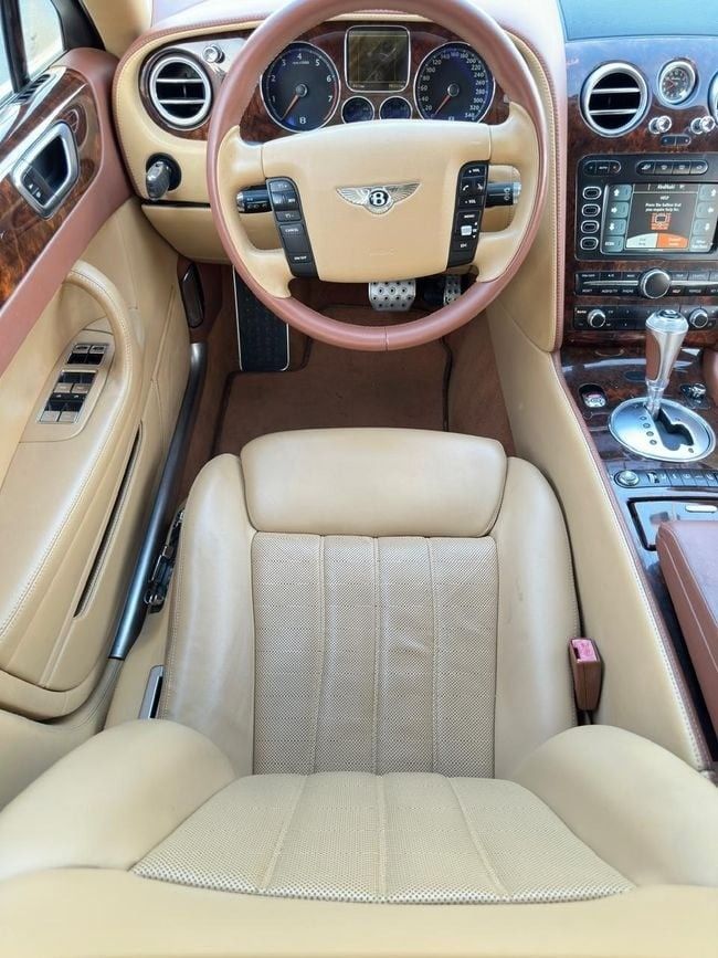 Подержанный Bentley Continental Flying Spur, 6.0 л, 2006 в Шардже от Al Hashal Used Cars Белый цвет. GCC | AUTO.AE