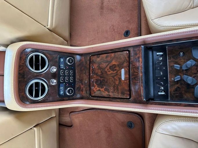 Подержанный Bentley Continental Flying Spur, 6.0 л, 2006 в Шардже от Al Hashal Used Cars Белый цвет. GCC | AUTO.AE