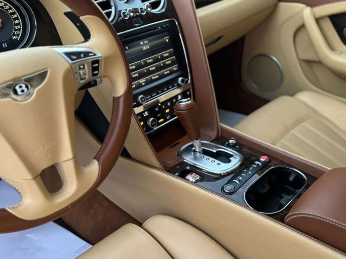 Подержанный Bentley Continental GT II, 4.0 л, 2013 в Шардже от Nour Alnukhba Motors Золотистый цвет. GCC | AUTO.AE