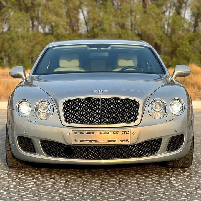 Подержанный Bentley Flying Spur II, 6.0 л, 2013 в Шардже от Al Ahd Used Cars Серебристый цвет. GCC | AUTO.AE