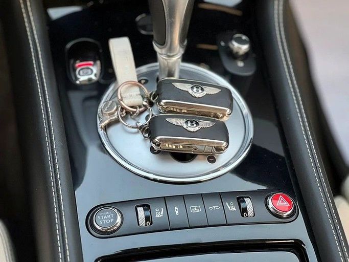 Подержанный Bentley Flying Spur II, 6.0 л, 2013 в Шардже от Al Ahd Used Cars Серебристый цвет. GCC | AUTO.AE